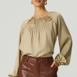 Blusa acetinada detalhe decote camel Fato Básico
